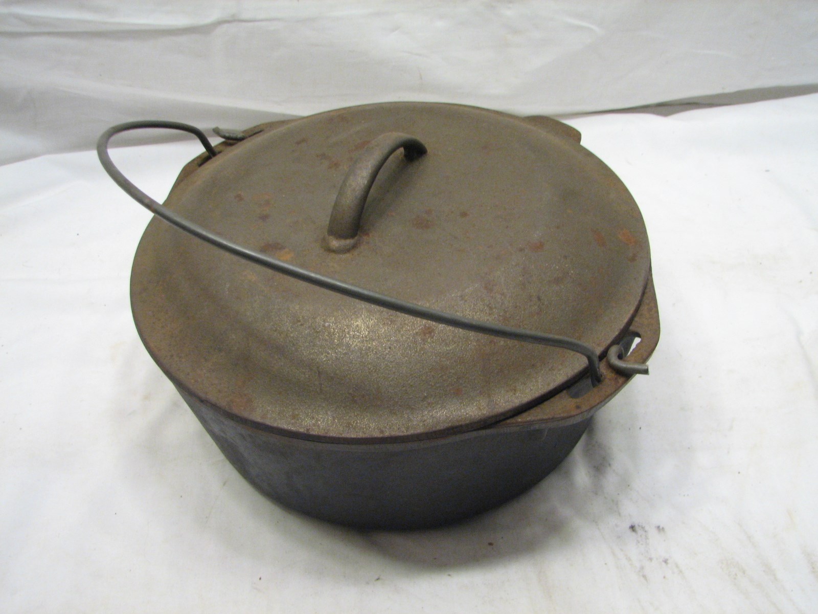 Vintage Cast Iron Dutch Oven Pot w Self Basting Lid Bail Pan No 8